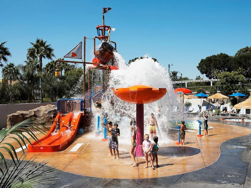 Howard Johnson By Wyndham Anaheim Hotel & Water Playground