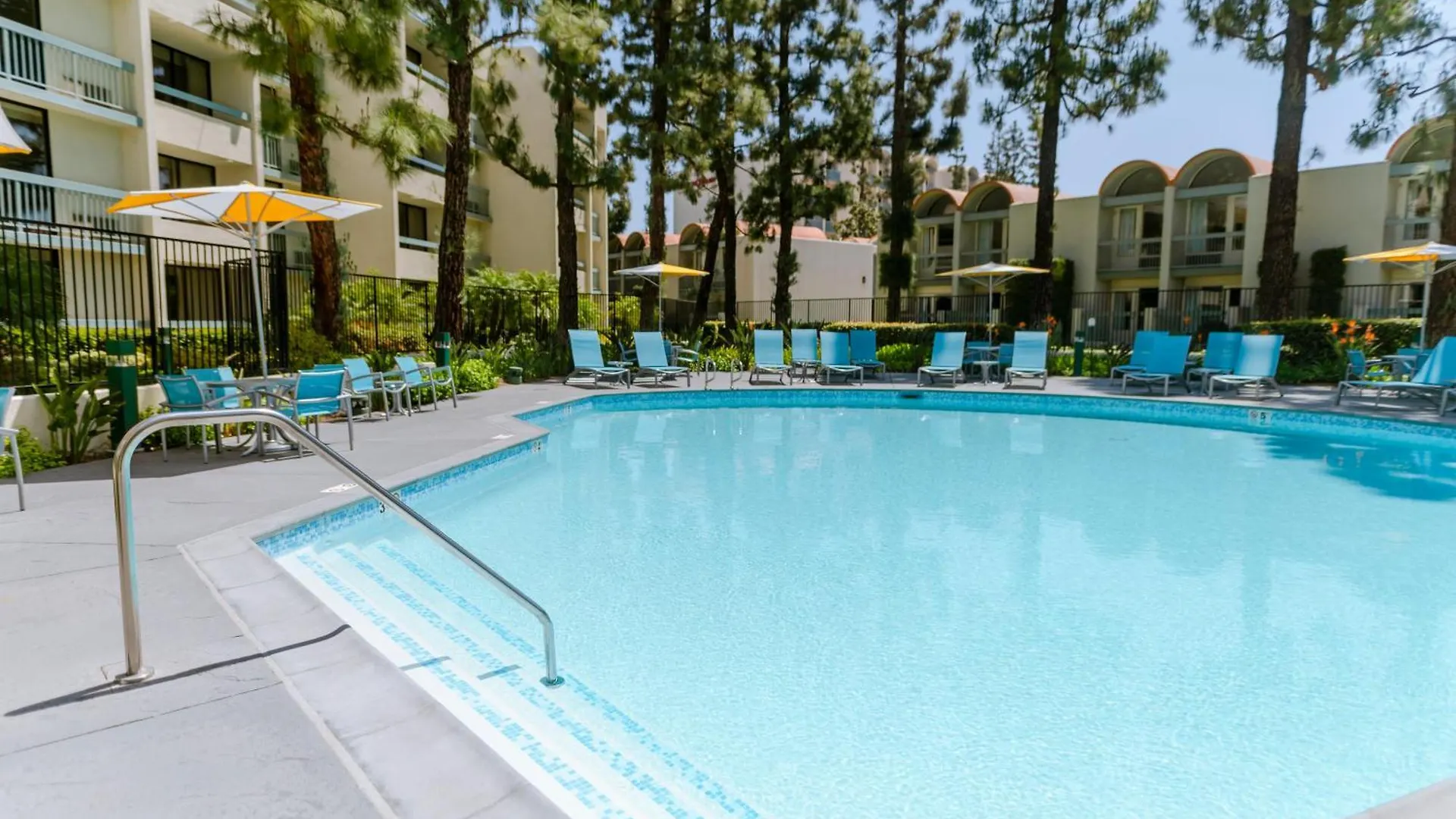 Howard Johnson By Wyndham Anaheim Hotel & Water Playground