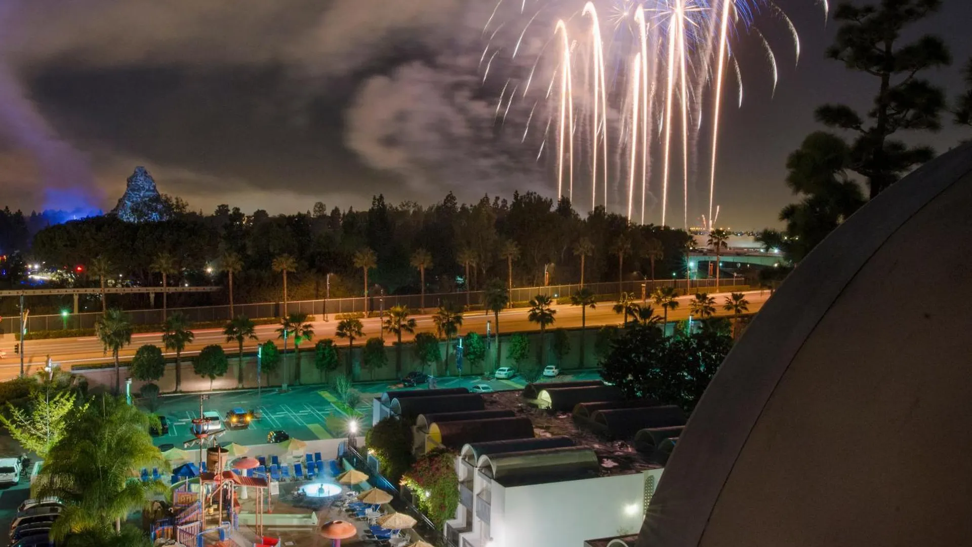 Howard Johnson By Wyndham Anaheim Hotel & Water Playground