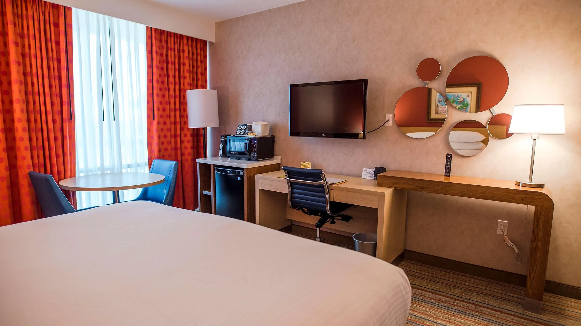 Howard Johnson By Wyndham Anaheim Hotel & Water Playground