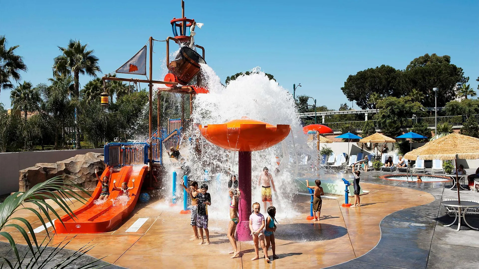 Howard Johnson By Wyndham Anaheim Hotel & Water Playground