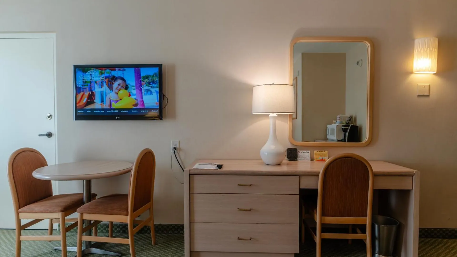 Howard Johnson By Wyndham Anaheim Hotel & Water Playground