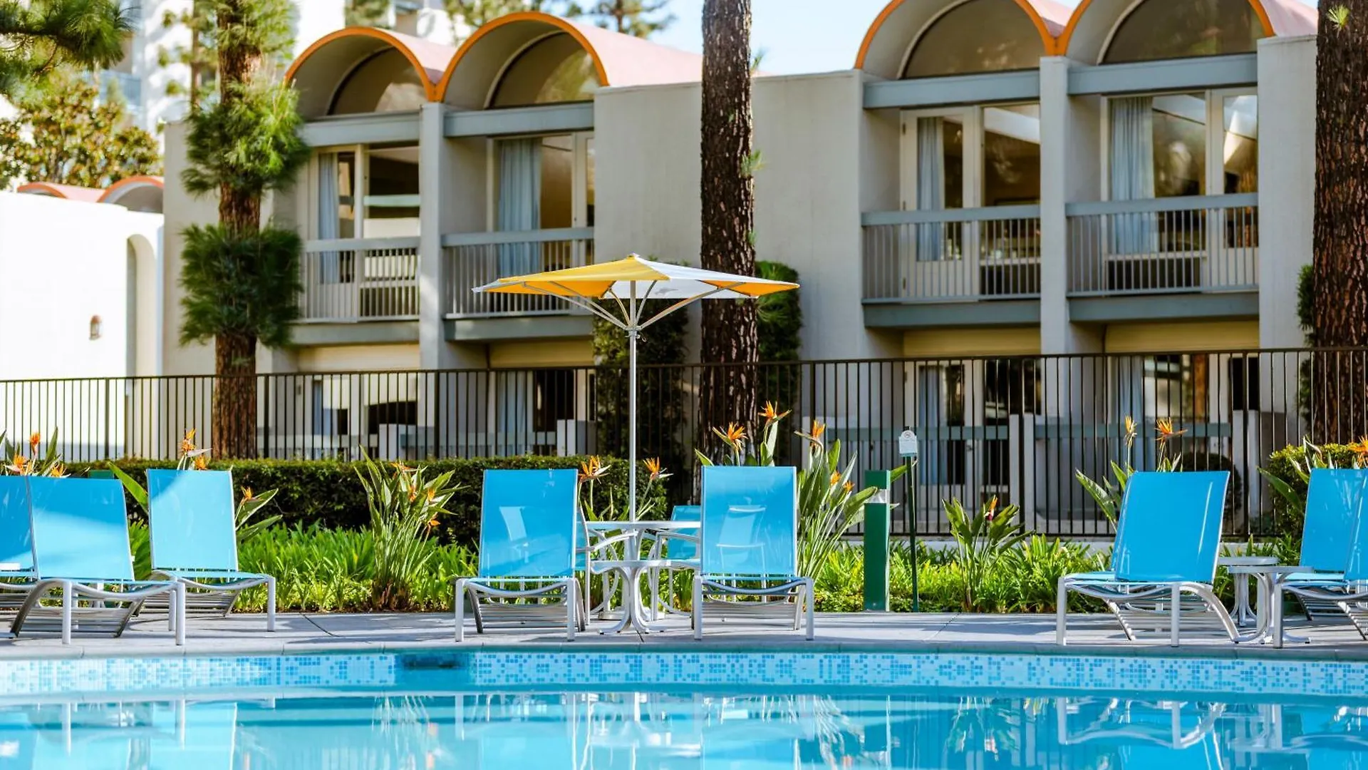 Howard Johnson By Wyndham Anaheim Hotel & Water Playground