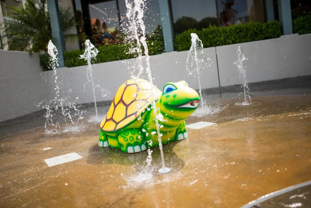 Howard Johnson By Wyndham Anaheim Hotel & Water Playground